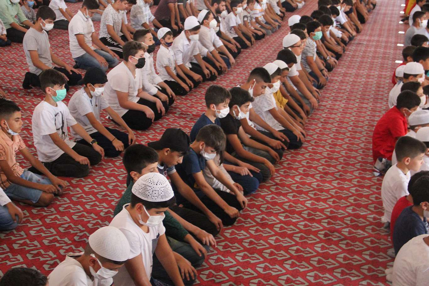 Adana'da yüzlerce çocuk "Hayat Namazla Güzeldir" etkinliğine katıldı